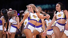 Tane�nice Los Angeles Lakers b�hem zápasu