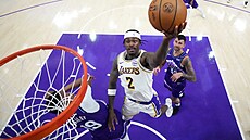 Jarred Vanderbilt (2) z Los Angeles Lakers zakon�uje na ko� Utah Jazz.