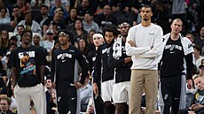Nehrající Victor Wembanyama mezi spoluhrá�i ze San Antonio Spurs