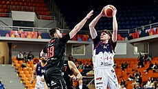 Viktor Ivánek z Brna zakon�uje na nymburský ko�, brání Ond�ej Sehnal.