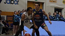 Jaden Edwards (vlevo) z D��ína brán�ný Isaacem Davidsonem z Ústí nad Labem