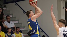 Tomá� Vyoral z Ústí nad Labem st�ílí na d��ínský ko� p�es Jana �t�rbu.
