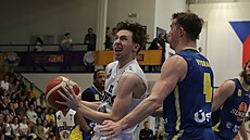 Josef Gabriel (vlevo) z D��ína úto�í na ústecký ko�, brání ho Tomá� Vyoral.