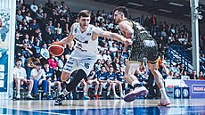 Jan �t�rba (u mí�e) z D��ína úto�í v zápase s Opavou kolem Jakuba Slavíka.