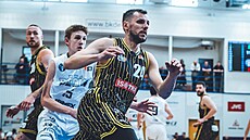 Jakub �i�ina z Opavy �eká na p�ihrávku, brání ho Marek Hou�ka z D��ína.