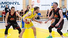 Jakub Krakovi� ze Zlína u mí�e, brání ho svitav�tí Ji�í Svojanovský (vlevo) a...