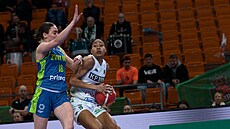 Taylor Thierryová z KP Brno u mí�e v zápase s USK Praha, brání ji Pauline...