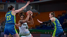 Paris Mullinsová z KP Brno úto�í na ko� USK Praha, brání ji Emma �echová a...