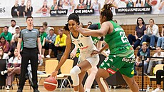Marina Ewodová (vlevo) z SB� Ostrava úto�í v zápase s KP Brno, brání ji Paris...
