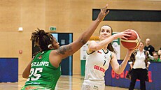 Adéla Smutná z SB� Ostrava úto�í na ko� KP Brno, brání ji Paris Mullinsová.