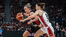 Veronika Vorá�ková ze Zaragozy brání v zápase s Gironou, úto�í Juste Jocytéová.