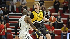 Josef Svoboda z Písku u mí�e v zápase s Pardubicemi, bránho ho Joey Bryant.