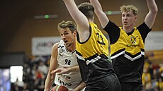 Jakub T�ma (vlevo) z Pardubic se dere k píseckému ko�i, brání ho Michal Kozák...