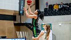 Stephanie Jonesová ze �abin Brno zakon�uje na ko� SB� Ostrava, sleduje ji...