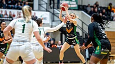 Kate�ina Zeithammerová ze �abin Brno u mí�e v zápase s SB� Ostrava.