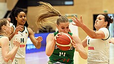 Michaela Vacková (vpravo) z SB� Ostrava se sna�í zastavit Valentýnu Veselou z...