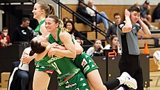 Basketbalistky KP Brno se radují z výhry v Ostrav� v utkání o 3. místo.