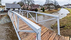 Stavba nové lávky p�es �eku Kn�nou v Rychnov� nad Kn�nou.