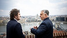 Prezidenta Argentiny Javiera Mileie vítá ma�arský premiér Viktor Orbán v sídle...