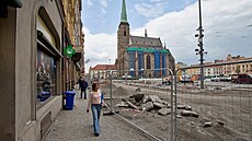 Historické kamenné desky nechá m�sto roz�ezat na men�í kusy. Hájí se tím, �e upravená dla�ba bude pro chodce komfortn�j�í.