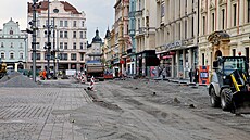 Historické kamenné desky nechá m�sto roz�ezat na men�í kusy. Hájí se tím, �e upravená dla�ba bude pro chodce komfortn�j�í.