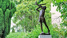 Sochu Chlapce s letadlem, která stála v par�íku nedaleko kostela ve Staré Roli,...