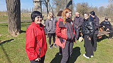 Snímek ze sázení strom� v Pali�i. Dobrovolník� se se�lo zhruba dvacet.