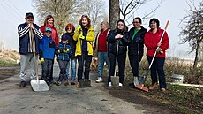 Snímek ze sázení strom� v Pali�i. Dobrovolník� se se�lo zhruba dvacet.