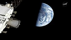 Dv� hodiny p�ed p�istáním posádky v rámci mise Artemis II je u� Zem� na dosah.