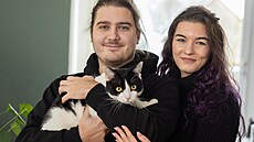 Zp�va�ka v dom� �ije s p�ítelem Jaromírem a spoustou zví�at, druhou �ást obývá...