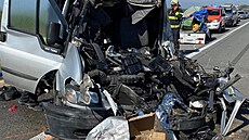 Na dálnici D1 u Velké Bíte�e na ��ársku narazila dodávka do stojícího kamionu....