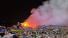 Hasi�i od noci zasahují u po�áru skládky v Bohumín�, lidé by nem�li v�trat....