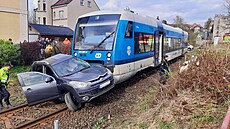 V Jablonci se střetl vlak s osobn�­m autem, zranÄ�n�­ utrpÄ�li Ä�tyři lid�©