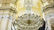 Do poutn�­ho chrámu v Hejnic�­ch se po renovaci vrátil monumentáln�­ lustr