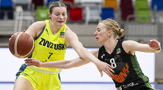 Petra Malíková z USK Praha se pokou�í projít p�es brn�nskou Petru Záplatovou.