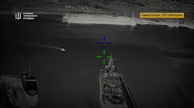 Ukrajinský dron unikal palbě a stejně zasáhl tanker, vrtulníku přímo pod nosem