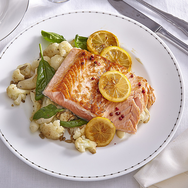 Pečený losos na citrónech s restovaným květákem: Zdravý a rychlý oběd do 30 minut