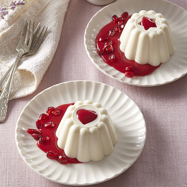 Jogurtová panna cotta s granátovým jablkem: Lehký dezert, který okouzlí každou návštěvu