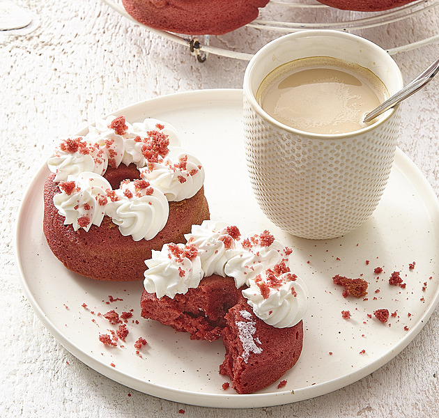 Domácí Red Velvet donuty s jemným krémem: Recept na efektní dezert, který vypadá jako z cukrárny