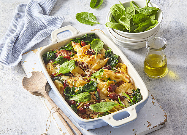 Těstoviny s chorizem, špenátem a ricottou: Rychlá a krémová zapečená večeře