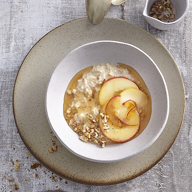 Snídaňová kaše s medovými jablky: Recept na vláčnou dobrotu, která vás nabije energií