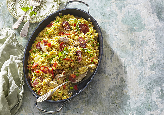 Domácí paella s kuřecím masem a klobásou: Recept na španělskou klasiku po česku