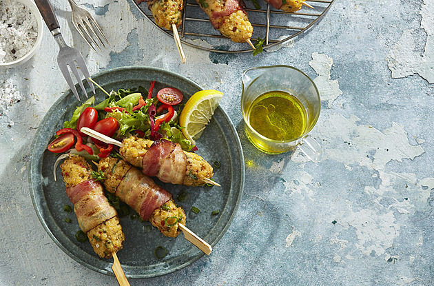 Rybí čevabčiči se slaninou: Recept na netradiční grilovanou delikatesu