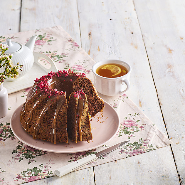 Perníková bábovka s čokoládově-karamelovou polevou: Recept na domácí klasiku v moderním kabátě