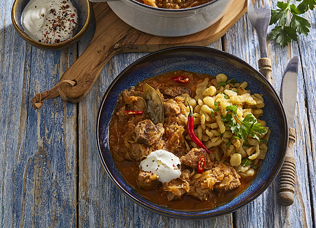 Segedínský guláš s chilli: Recept s pikantním nádechem a opečenými špeclemi