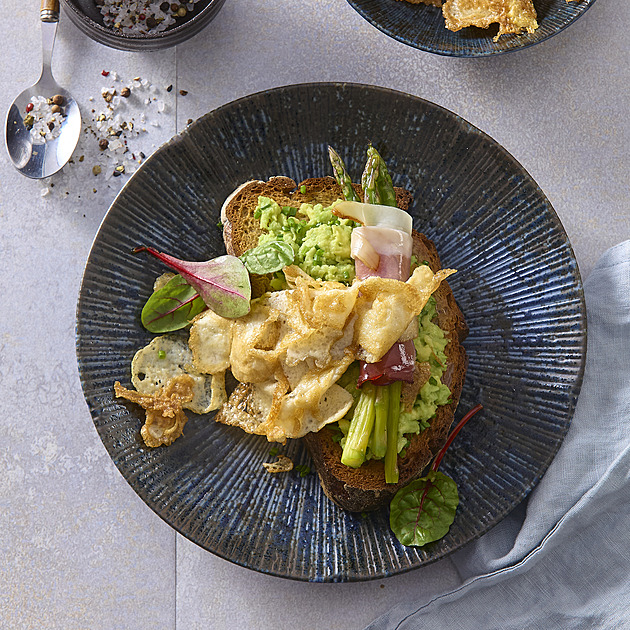 Luxusní chlebíček s chřestem, avokádem a křupavým vajíčkem: Recept, který povýší vaši snídani