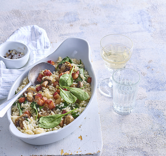 Pečené rizoto se žampiony, slaninou a špenátem: Snadný oběd z jednoho pekáčku