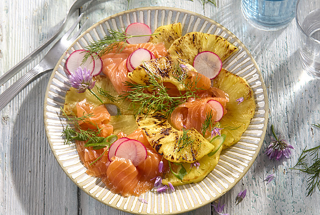 Grilovaný ananas s uzeným lososem: Odvážná kombinace, která vás dostane