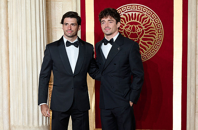 Charles Leclerc se stal novou tváří L’Oréal. Fanoušci žádají společný spot se Sainzem