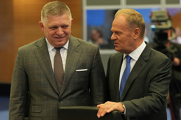 Konečně tu nejsou Rusové, chválil si Tusk na summitu. Laškoval s Ficem